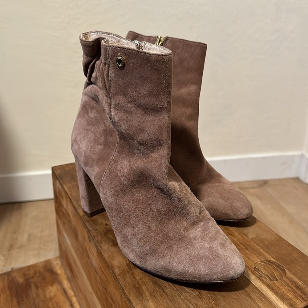 Louis et Cie Shayna Taupe Suede Block Heel Ankle Boot | Booties Size 7.5 Women’s
